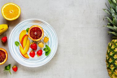 Organik tropikal meyve ve taze çilek düz-lay. Biyo gıda kavramı. Üstten görünüm