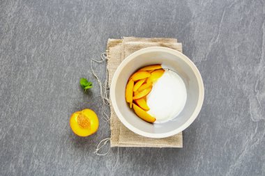 Şeftali zekâ Doğal yoğurt kahvaltı kase kapatın. Sağlıklı gıda kavramı. Düz yatıyordu, en iyi görünümü