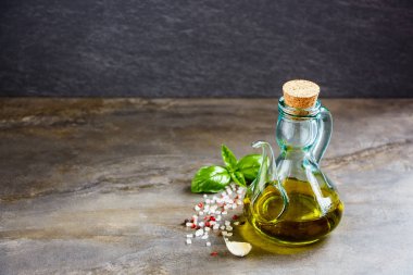 Zeytinyağı, fesleğen ve vintage taş zemin üzerine baharat