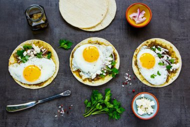 Düz yatıyordu Mısır ekmeği kızarmış yumurtalı, pesto sos ve beyaz peynir 