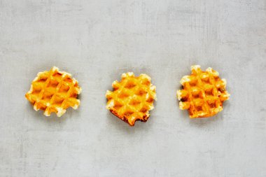 Geleneksel yumuşak Belçika Waffle düz yatıyordu