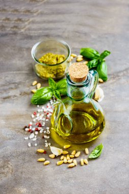 İtalyan pesto sosu malzemeler antika arka plan üzerinde