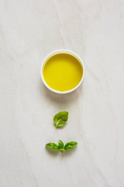 Zeytinyağı ve fesleğen düz