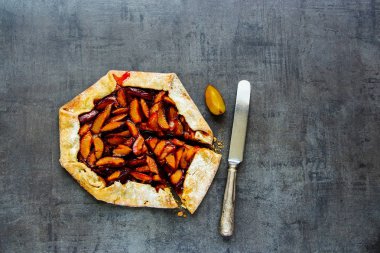 Ev yapımı Erik pasta veya düz tart yatıyordu. Mevsim sonbahar ya da sonbahar tatlı