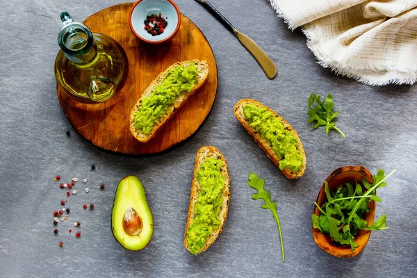 Avocado Toasts Arugula Flat Lay Good Fats Raw Healthy Eating — Stock Photo, Image