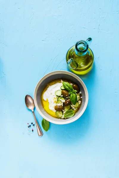 Colocação Plana Tigela Iogurte Grego Com Azeitonas Queijo Feta Pepino — Fotografia de Stock