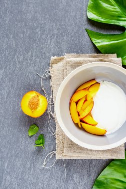 Kahvaltı masası. Doğal yoğurt ve taze şeftali düz-lay kase. Sağlıklı gıda kavramı.