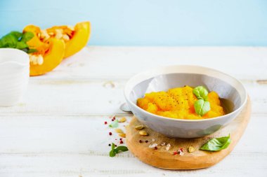 Ev yapımı balkabağı çorbası ve malzemeler kapat