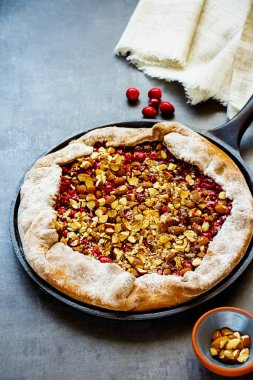 Kızılcık ve badem pasta dökme demir tavada kapatın. Mevsim sonbahar ya da sonbahar tatlı