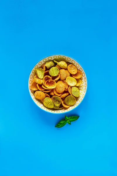 Veggie Chips Sobre Fondo Azul Plana Lay — Foto de Stock