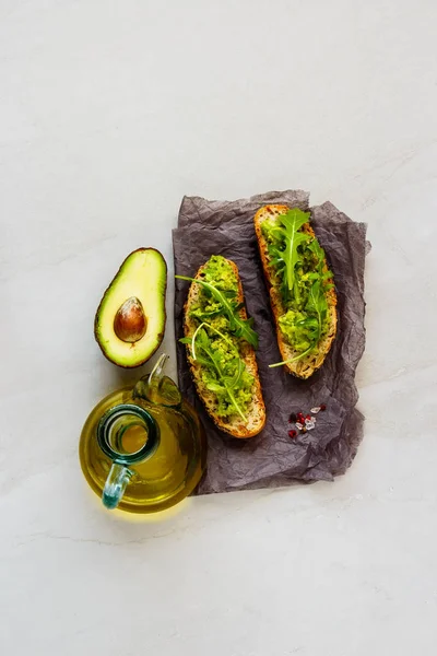 Färskt Rostat Bröd Med Avokado Och Rucola Platt Låg Bra — Stockfoto