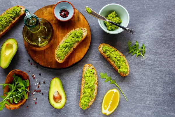 Avokado Tost Malzemeler Düz Yatıyordu Yağları Ham Sağlıklı Beslenme Kavramı — Stok fotoğraf