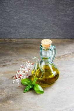 Zeytinyağı ve fesleğen vintage taş zemin üzerine