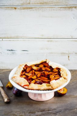 Ev yapımı Erik pasta veya taze erik ile tart. Mevsim sonbahar ya da sonbahar tatlı