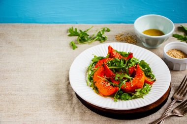 Sağlıklı susam tohumu kabak roka salatası ile