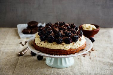 Böğürtlen kek mascarpone krema ve çikolata kek stand