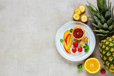 Tropikal meyve ve taze çilek düz yatıyordu. Gıda kavramı. Üstten görünüm