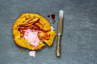 Armut pasta veya ahududu reçeli ve dondurma ile tart düz yatıyordu. Mevsim sonbahar ya da sonbahar tatlı