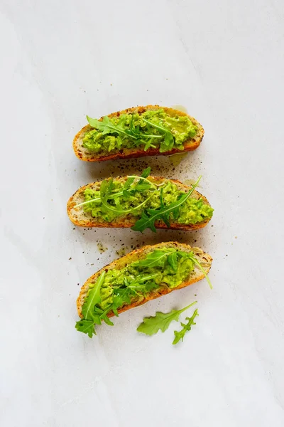 Vegan Avocado Toasts Arugula Flat Lay Good Fats Raw Healthy — Stock Photo, Image