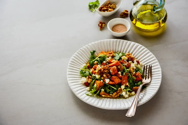 Salada Batata Doce Com Rúcula Noz Queijo Feta Close — Fotografia de Stock