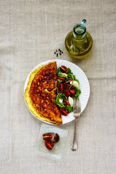 Pose Plate Omelette Avec Salade Caprese Italienne Concept Alimentation Saine — Photo