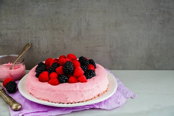 Kue Lezat Dengan Krim Mascarpone Merah Muda Dan Berry Segar — Stok Foto