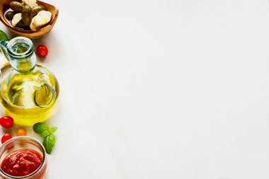 Domates sosu, zeytin, mozzarella, fesleğen yaprakları ve yağ. İtalyan yemek malzemeler. 