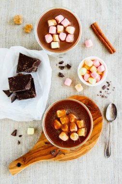 Düz-lay ev yapımı sıcak çikolata ve maddeler. Tatlı içki ısınma