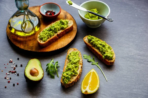 Healthy Avocado Toasts Ingredients Flat Lay Good Fats Raw Healthy — Stock Photo, Image