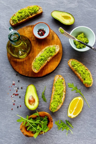 Flat Lay Avocado Toasts Ingredients Good Fats Raw Healthy Eating — Stock Photo, Image