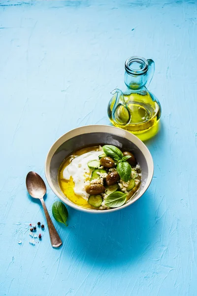 Iogurte Saudável Azeitonas Queijo Feta Pepino Azeite Manjericão — Fotografia de Stock