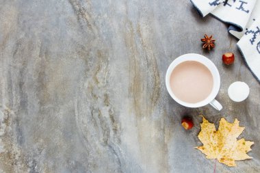 Sonbahar akçaağaç yaprağı, sıcak çikolata Kupası, ekose, mum düz yatıyordu. Sonbahar, Güz konsepti.