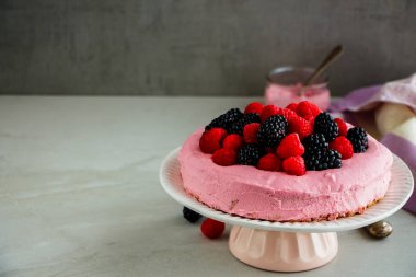 Mascarpone ile lezzetli pembe pasta krem ve taze çilek