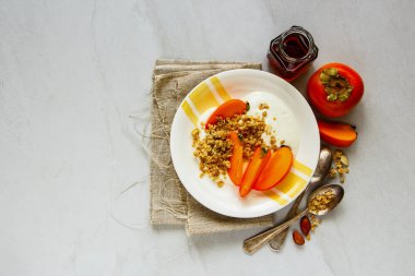 Granola ve taze hurma düz ile sağlıklı Yunan yoğurt yatıyordu. Mevsim sonbahar kahvaltı