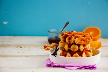 Lezzetli kahvaltı için geleneksel Belçika vanilya waffle, portakal ve Çilek reçel