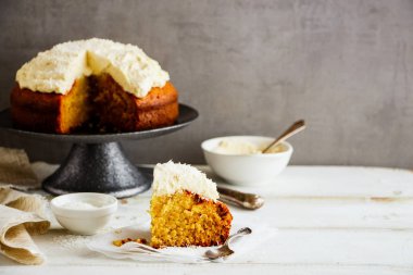 Mascarpone krema ve Hindistan cevizi ile üç süt kek bir dilim 