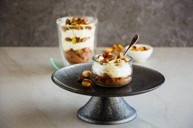Mascarpone tatlı yeşil fıstık fındık - görüntü ile mason kavanoza