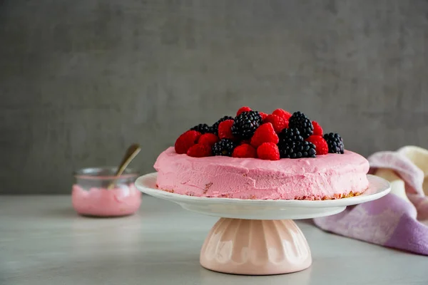 ピンクのケーキとマスカルポーネ チーズ クリームと新鮮な果実 — ストック写真