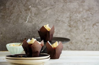 Lezzetli krema kek krem peynir ile dekore edilmiş kapatmak