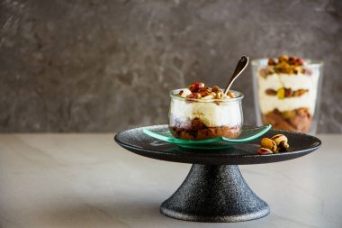 Taze mascarpone tatlı yeşil fıstık fındık - görüntü ile mason kavanoza