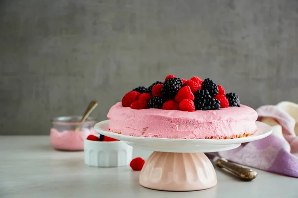Cake Met Roze Mascarpone Room Verse Bessen — Stockfoto