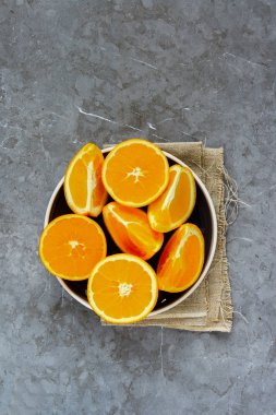 Üstten görünüm dilimlenmiş portakal düz plaka üzerinde yatıyordu