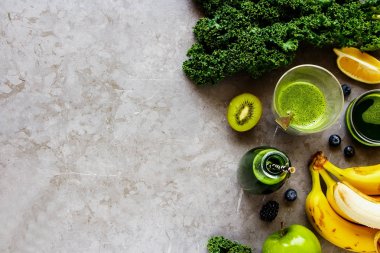 Taze yeşil smoothie düz yapmak yatıyordu. Güler yüzlü içki gri beton arka plan üzerinde - görüntü detoks yapmak için malzemeler