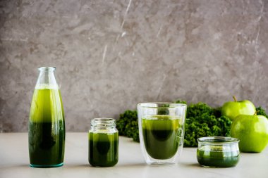 Sağlıklı sabah yeşil detoks güler yüzlü veya suyu gözlük, gri arka plan, kopya alanı. Vegan, vejetaryen kahvaltı, mevsimlik detoks, alkali diyet, kilo kaybı gıda kavramı - görüntü