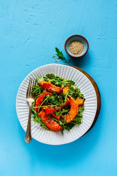 Flat Lay Salada Abóbora Semente Gergelim Quente Com Arugula Fundo — Fotografia de Stock