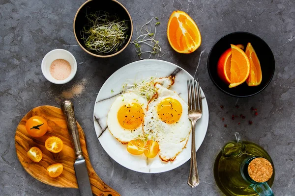 Petit Déjeuner Frais Sur Fond Table Béton Gris Plat Œufs — Photo