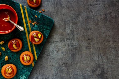 Karamel düz-lay Yönetim Kurulu hizmet mermer ile ev yapımı pishtachios tanımlama