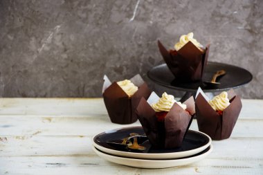 Ev yapımı krema kek krem peynir ile dekore edilmiştir.