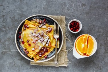 Ev yapımı krep nar ve şeker plaka ile tepesinde. Düz-lay ince krep ve meyve