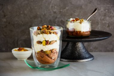 Lezzetli mascarpone tatlı yeşil fıstık fındık - görüntü ile cam